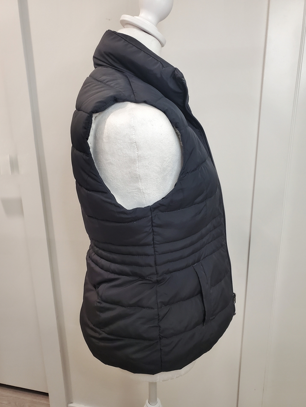Hollister Sherpa Lined Puffer Vest - Black With Pacific Coast Logo - Picture 4 of 7